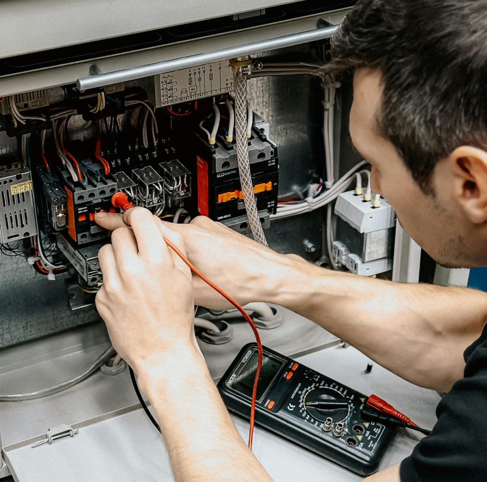 Elektryk podczas pracy